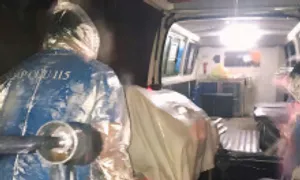 Bác sĩ cấp cứu gian nan tìm đường di chuyển trong mưa bão Yagi