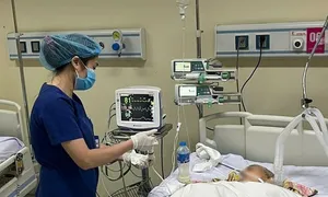 Gia cố mái tôn trong bão, người đàn ông ngã chấn thương sọ não