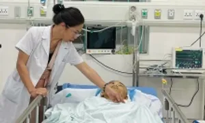 Người đàn ông đa chấn thương sau vụ đất lở cuốn xe khách