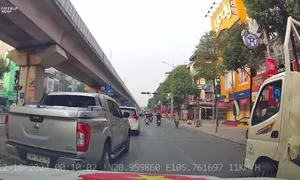 Hai ôtô liên tục tạt đầu nhau giữa phố Hà Nội